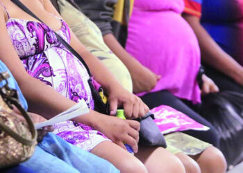 Farmacéuticos advierten que reforma laboral desprotege a mujeres tras el embarazo