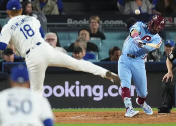 Filis vencen a Dodgers con dos jonrones de Schwarber y evitan barrida