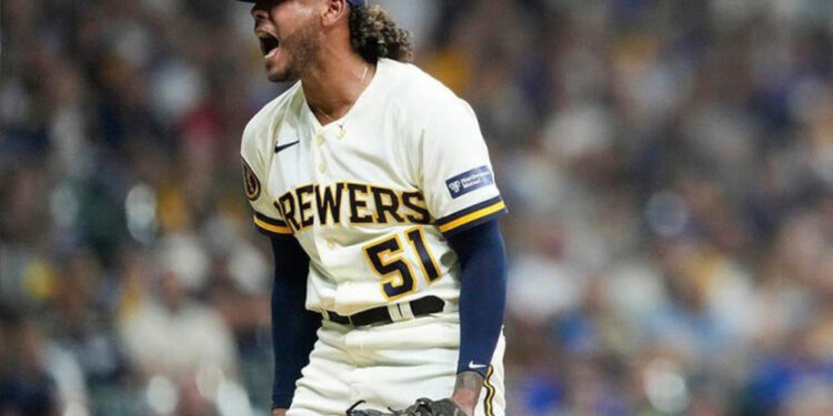 Freddy Peralta poncha a 9 y Cerveceros vencen 9-3 a los Cubs