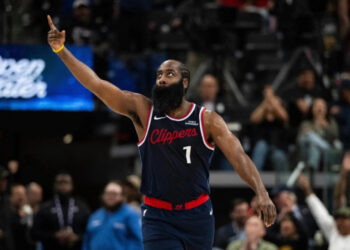 Harden brilla con 30 puntos en victoria de Clippers sobre Suns