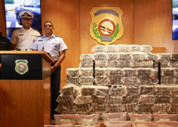 Interceptan lancha con 650 paquetes de droga en Baní