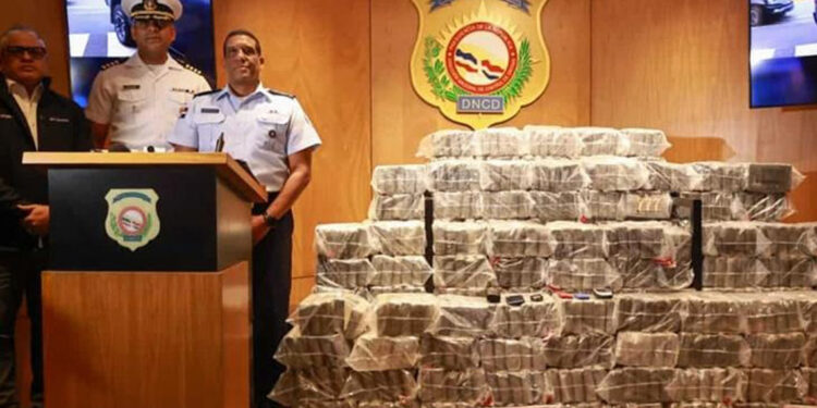 Interceptan lancha con 650 paquetes de droga en Baní