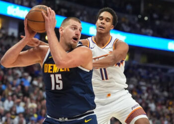 Jokic logra triple-doble y guía a los Nuggets a su primera victoria de la temporada