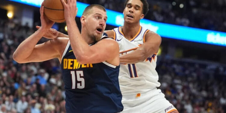 Jokic logra triple-doble y guía a los Nuggets a su primera victoria de la temporada