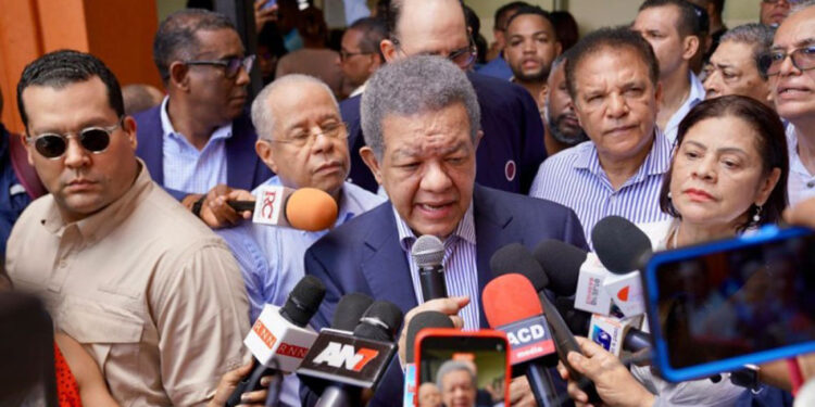 Leonel Fernández afirma que el Gobierno está en caída libre