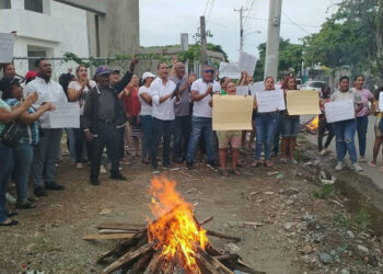 Moradores de Soto protestan por escuela paralizada desde hace más de 10 años