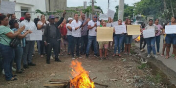 Moradores de Soto protestan por escuela paralizada desde hace más de 10 años