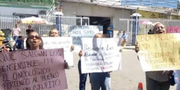 Pacientes protestan contra supuesta privatización del Oncológico del Cibao