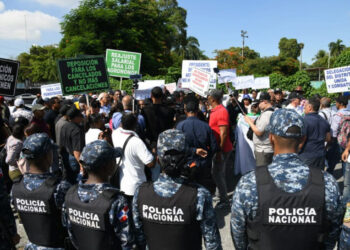 Policía lanza gases lacrimógenos contra protesta de agrónomos en Agricultura