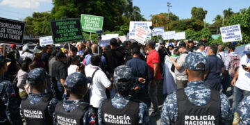 Policía lanza gases lacrimógenos contra protesta de agrónomos en Agricultura