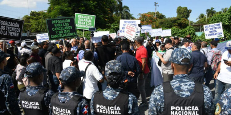 Policía lanza gases lacrimógenos contra protesta de agrónomos en Agricultura