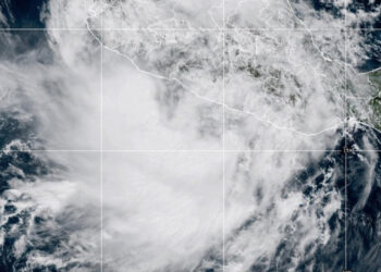 Raymond se debilita a depresión tropical antes de tocar tierra en México