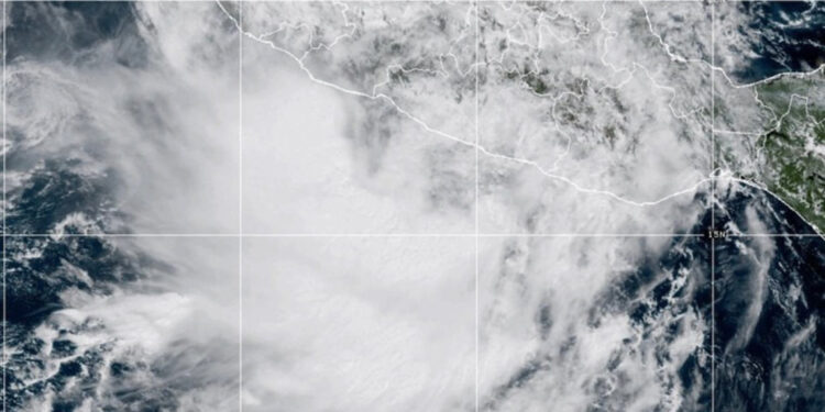 Raymond se debilita a depresión tropical antes de tocar tierra en México