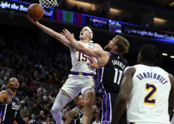 Reaves anota 51 puntos y Chris Mañón debuta en triunfo de Lakers sobre Kings