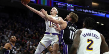 Reaves anota 51 puntos y Chris Mañón debuta en triunfo de Lakers sobre Kings