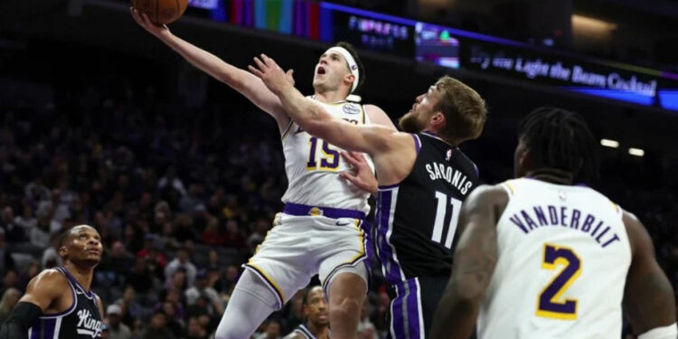 Reaves anota 51 puntos y Chris Mañón debuta en triunfo de Lakers sobre Kings