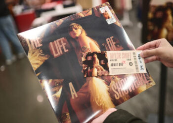 Taylor Swift lanza “Showgirl” y rompe récord en Spotify