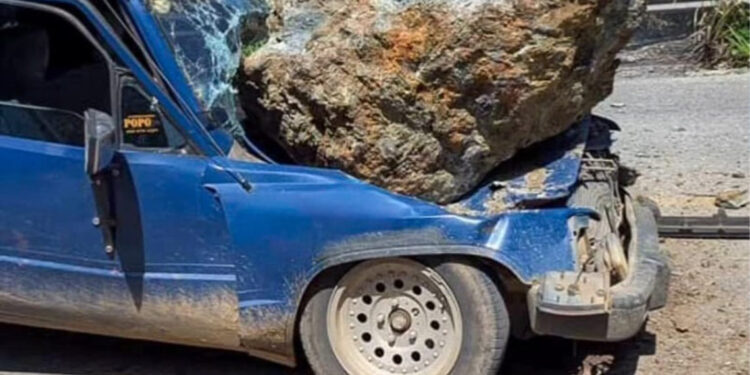 Tres derrumbes afectan carretera y turismo en Jarabacoa