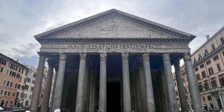 Turista japonés muere al caer del muro del Panteón de Roma