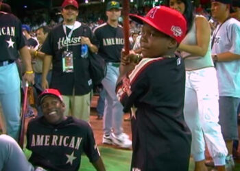 Vladimir Guerrero celebra con orgullo el debut de su hijo en la Serie Mundial