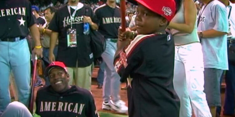 Vladimir Guerrero celebra con orgullo el debut de su hijo en la Serie Mundial