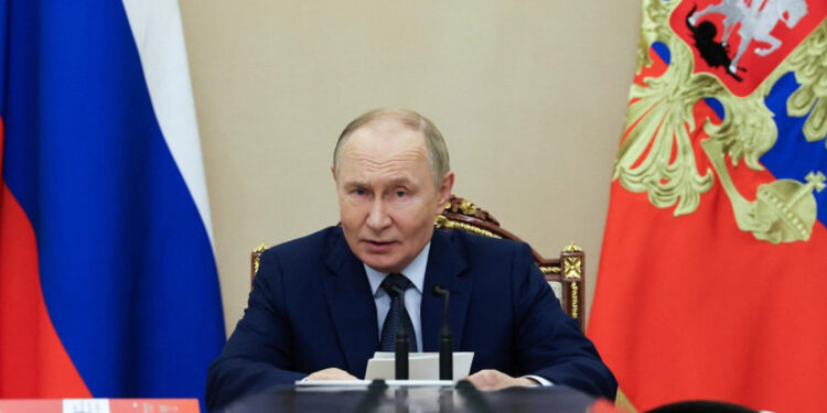 Putin dirige maniobras nucleares tras aplazarse cumbre con Trump