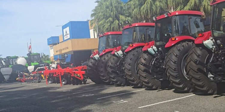 Abinader entrega maquinarias para modernizar Agricultura