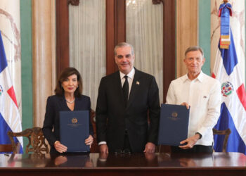 Abinader y gobernadora de Nueva York firman acuerdo para impulsar cooperación