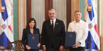 Abinader y gobernadora de Nueva York firman acuerdo para impulsar cooperación