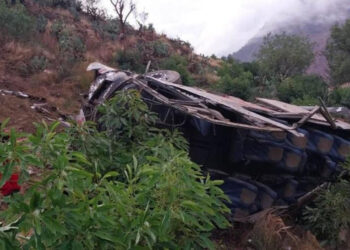Al menos 37 muertos tras caída de autobús a un abismo en el sur de Perú