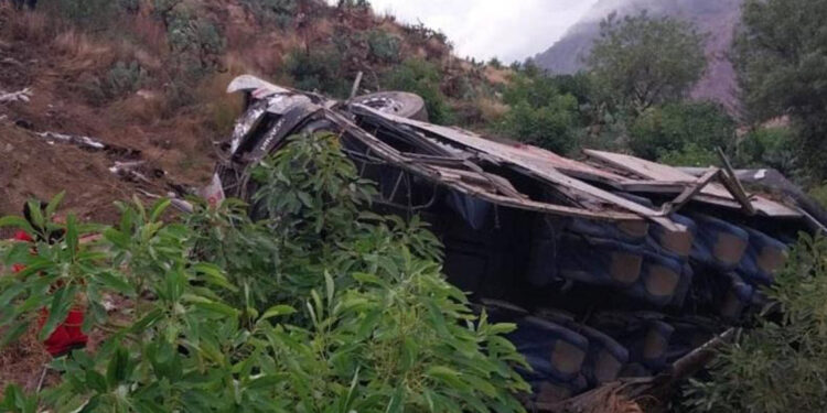 Al menos 37 muertos tras caída de autobús a un abismo en el sur de Perú