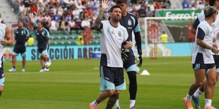 Argentina Cierra El Año Con Triunfo Ante Angola Con Gol Y Asistencia De Messi