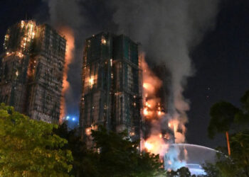 Aumentan a 36 los muertos por incendio en rascacielos de Hong Kong
