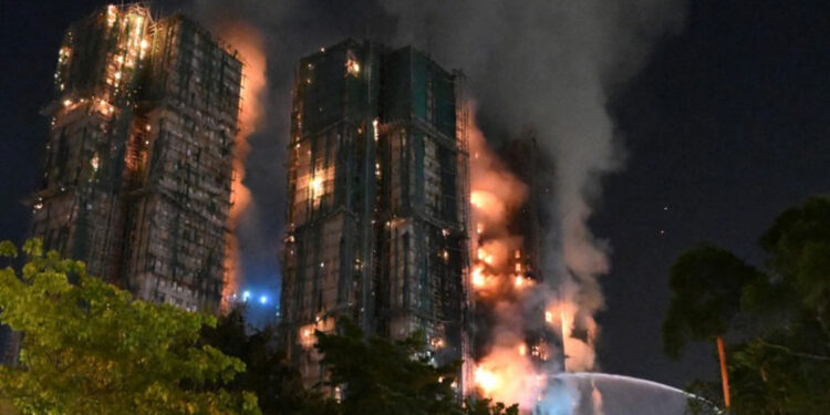 Aumentan a 36 los muertos por incendio en rascacielos de Hong Kong