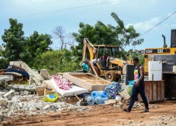 Desalojo con bombas lacrimógenas provoca caos y denuncias de abuso en Los Frailes