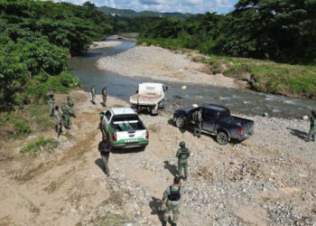 Detienen a tres por extracción ilegal en el río Nigua
