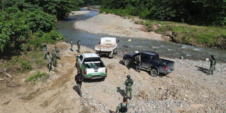Detienen a tres por extracción ilegal en el río Nigua