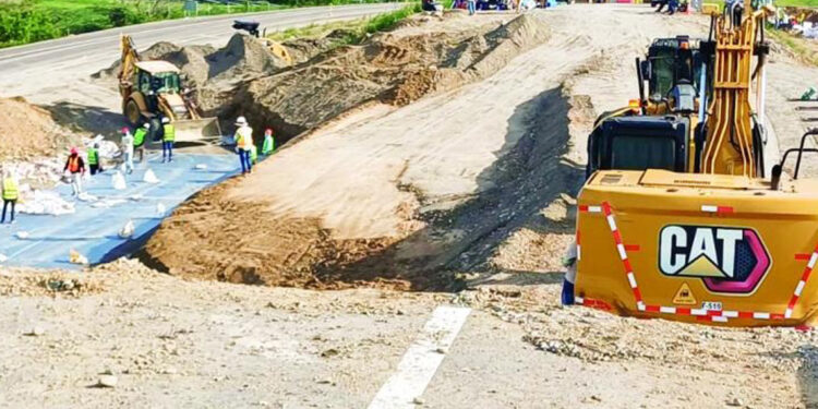 Grietas por Melissa persisten en la Circunvalación de Baní