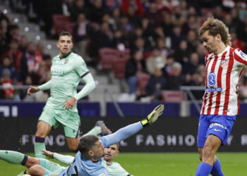 Griezmann anota doblete y pone al Atlético a la par del Barça