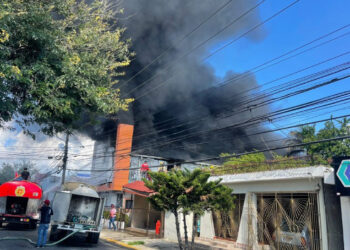 Incendio consume almacén de Prodacom en Santiago