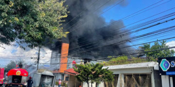 Incendio consume almacén de Prodacom en Santiago