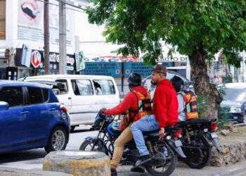 Intrant prohíbe medio casco y exige solo cascos homologados