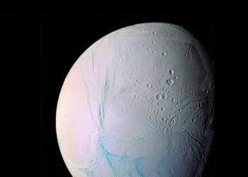 La luna Encélado podría albergar vida bajo su superficie helada