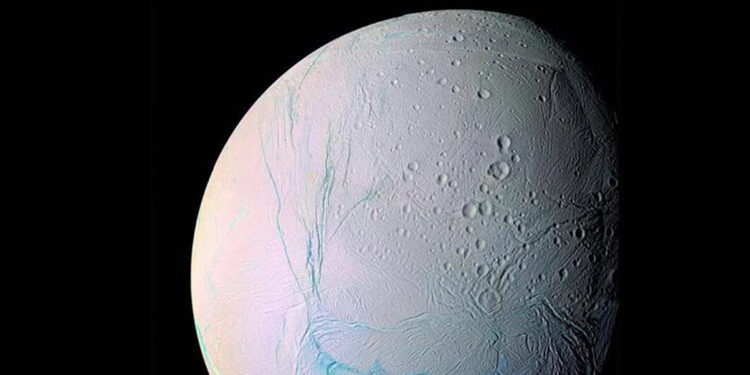La luna Encélado podría albergar vida bajo su superficie helada