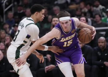 Lakers aplastan Bucks con 41 puntos de Doncic