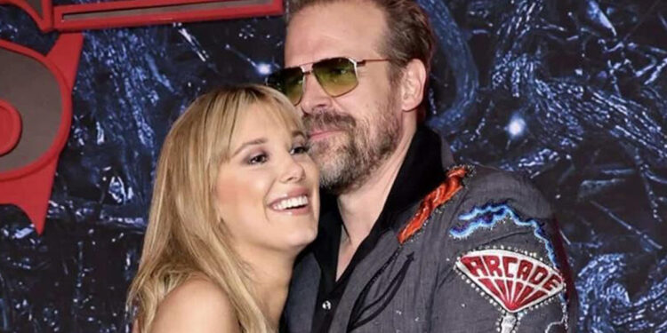 Millie Bobby Brown denuncia a David Harbour por acoso en el set de Stranger Things
