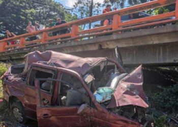 Minibús cae al vacío en Maizal y deja 23 heridos