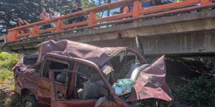 Minibús cae al vacío en Maizal y deja 23 heridos