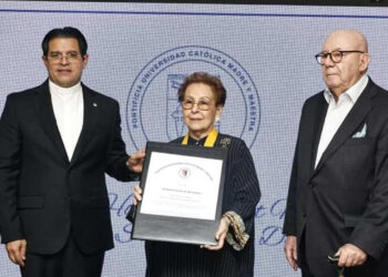 Pucmm reconoce a Xiomara Dájer de Menéndez con la medalla Mater et Magistra por labor social