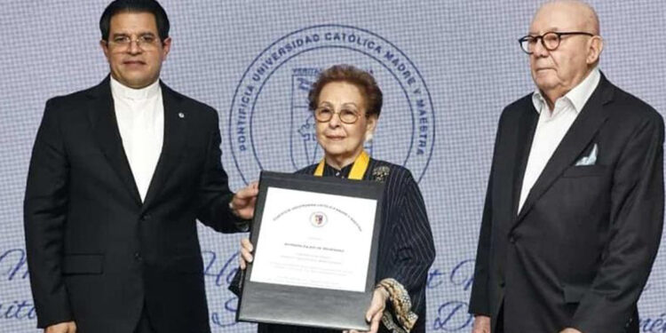 Pucmm reconoce a Xiomara Dájer de Menéndez con la medalla Mater et Magistra por labor social